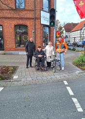 von links: Bürgermeister Ulrich Berger, Dietrich und Wanda-Maria Roeßler und David Kirchhoff (stv. Fachbereichsleiter Stadtentwicklung) stehen an dem frisch abgesenkten Bordstein