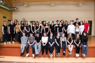 Alle Akteure des Projekts stehend oder sitzend in der Aula.