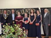 (von links nach rechts): Bürgermeister Ulrich Berger, Volksbankvertreter Martin Herbst, Sofia Sabezki, Anna Kleine, Pia Isekenmeier, Nadja Aleinik, Schulleiter Berthold Fischer