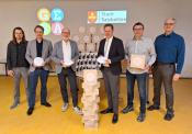 (v. l n. r.): Christian Bader (Digitalisierungskoordinator), Christoph Rehrmann (Didaktischer Leiter), Berthold Fischer (Schulleiter), Bürgermeister Ulrich Berger, Christof Szelejewski (Fachdienstleiter IT-Technik) und Wolfgang Marienfeld (Stellvertretender Schulleiter)