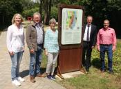 v. l.: Stefanie Klenke (Salzkotten Marketing), Reinhard Kamp (Schriftführer Verein Judentum in Salzkotten e. V.), Elisabeth Kloke-Kemper (Vorsitzende Verein Judentum in Salzkotten e. V.), Bürgermeister Ulrich Berger und Martin Westermeier (Fachbereichsleiter Stadtentwicklung, Stadt Salzkotten)