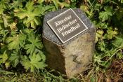 Ein Stein markiert den Ort des ältesten jüdischen Friedhofs im Franz-Kleine-Park in Salzkotten