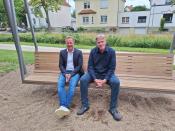 Bürgermeister Ulrich Berger (links) und Dr. Bernd Nolte auf der von ihm gespendeten Hollywoodschaukel