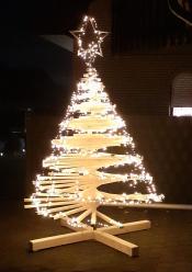 Dieser selbst gestaltete Weihnachtsbaum aus Holz wird am Luciafest 2025 für den guten Zweck versteigert