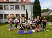Die Ferienspiele versprechen ein vielfältiges Programm in den Sommerferien (v. l.): Fabian Dirks (Fachdienst Jugend, Kultur & Sport), Bürgermeister Ulrich Berger, Kinder und Jugendliche des JuBe, Lisa Meschede (Fachbereichsleiterin Bildung & Soziales), Rene Scherf (Vorsitzender Jugend- Kultur- und Sportausschuss) und Rudi Ruhose (Leiter JuBe)