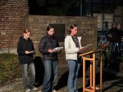 Schülerinnen des Liebfrauengymnasiums Büren erinnern gemeinsam mit der Stadt Salzkotten und dem Verein Judentum Salzkotten e. V. an die jüdischen Opfer der Pogromnacht