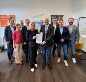v. l.: Uwe Jordan (Regionalmanager Südliches Paderborner Land), Ute Dülfer (Vorsitzende Südliches Paderborner Land), Robert Fraune (PTx Trimble, Fördermitglied heder:LAB), Bürgermeister Ulrich Berger, Dr. Yvonne Groening (Vorstandsvorsitzende heder:LAB), Michael Fechtler (Kanzlei an der Burg, Fördermitglied heder:LAB), Konstantin Plümer (Hauptdezernent Bezirksregierung Detmold), Martin Herbst (Volksbank Büren-Salzkotten, Fördermitglied heder:LAB), Christian Enders (Geschäftsführer heder:LAB) und Peter Finke (Wirtschaftsförderer Stadt Salzkotten)