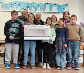 (v. l.): Liam-Ray Jahnke, Annette Breische (Gemeindereferentin), Flora Klingenthal, Hildegard Beine (Eine Welt Kreis), Nora Franke, Barbara Hattrup, Helena Clausmeyer, Ulrike Altroge und Johannes Pagel