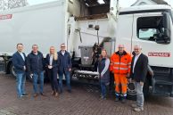 Die Ansprechpartner vom A.V.E, der Stadt Salzkotten und von REMONDIS stehen vor einem großen, weißen Müllwagen