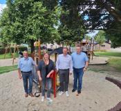 v. l.: Martin Westermeier (Fachbereichsleiter Stadtentwicklung), Sofia Hagelganz (Fachdienstleiterin Grünflächen & Umweltschutz), Bürgermeister Ulrich Berger und Michael Bolte (Ortsvorsteher Verne) stehen auf dem neuen Spielplatz in Verne