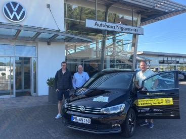 Neues Veranstaltungsfahrzeug für den 16. Klingenthal Salzkotten Marathon – Autohaus Niggemeier übergibt VW Touran an das Orga-Team