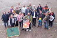 Das Foto wurde von oben aufgenommen. Zu sehen sind alle Beteiligten des Martinimarkts 2025. Sie stehen als Gruppe zusammen und schauen nach oben in Richtung Fotograf.