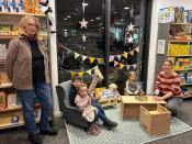 v. l.: Karin Wibbe (Förderverein Stadtbibliothek), Levi, Mia, Charlotte, Maike Sprenger (Bibliotheksleitung Stadtbibliothek Salzkotten) (Foto: Stadtbibliothek Salzkotten)