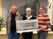 v. l.: Karin Wibbe (Förderverein der Stadtbibliothek), Karin Schmidt (Speisenkammer Salzkotten, Maike Sprenger (Leitung der Stadtbibliothek Salzkotten) (Foto: Stadtbibliothek Salzkotten)