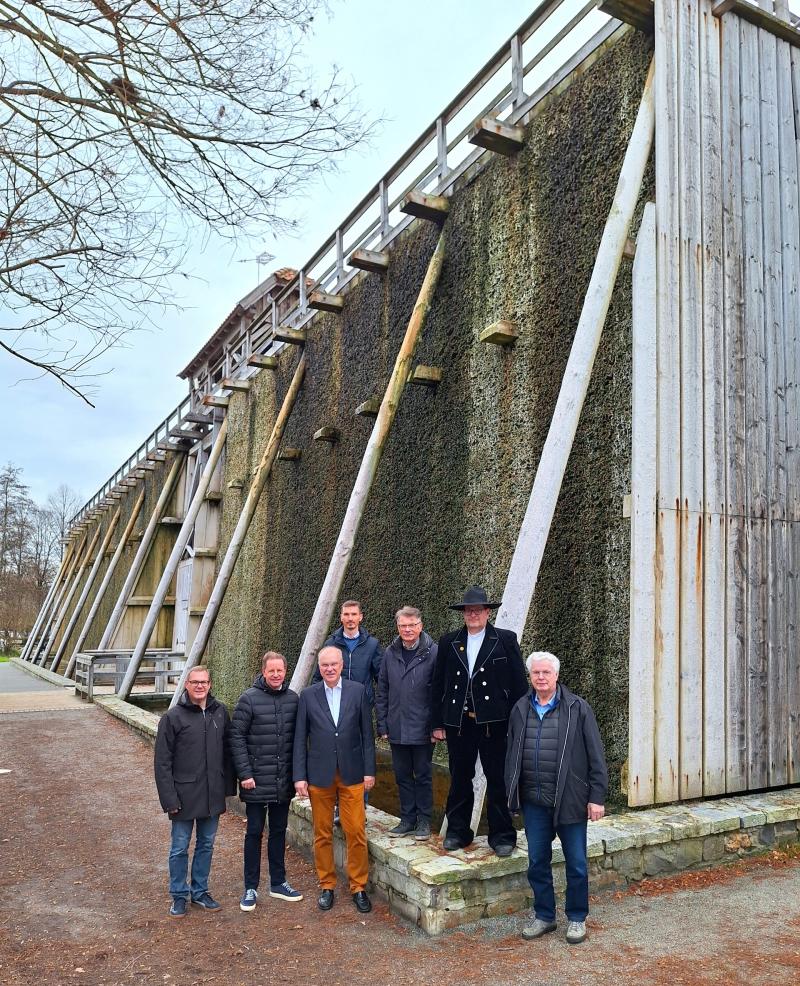 (von links): Martin Westermeier (Fachbereichsleiter Stadtentwicklung, Stadt Salzkotten), Bürgermeister Ulrich Berger, Dr. Klaus Michels (Vorsitzender und Werkmeister des Sälzerkollegiums), Nico Unger (Stadtentwicklung), Heinz Sonntag (Direktor des Sälzerkollegiums), Markus Keuper und Rudolf Keuper (Holzbau Keuper Salzkotten)