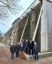 (von links): Martin Westermeier (Fachbereichsleiter Stadtentwicklung, Stadt Salzkotten), Bürgermeister Ulrich Berger, Dr. Klaus Michels (Vorsitzender und Werkmeister des Sälzerkollegiums), Nico Unger (Stadtentwicklung), Heinz Sonntag (Direktor des Sälzerkollegiums), Markus Keuper und Rudolf Keuper (Holzbau Keuper Salzkotten)