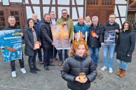 Die Akteure des Luciafests 2025 stehen vor der Ölmühle auf der Handwerksinsel in Salzkotten.