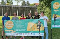 Dr. Thomas Real (Stadtsportverband Salzkotten), Lukas Michalski (Stadt Salzkotten), Lena Strunz (Trainerin Sportgymnastik), Andre Neubert (VFB Salzkotten), Raimund Lobert (VFB Salzkotten), und Christian Enders (heder:LAB) freuen sich auf den sportlichen Sälzer Sommer. Alle stehen vor der Saline und halten ein großes Plakat in der Hand.