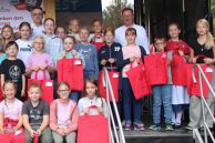 Strahlende Gesichter beim Sommerleseclub: 150 Kinder erhalten ihre Urkunden auf der Bühne des Hederauenfests