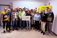 Dr. Thomas Real (Stadtsportverband Salzkotten), Hardy Schmidt (Salzkotten Marathon), Jürgen Gossen (TV Salzkotten – Abt. Basketball), Manfred Schnieders (Verein zur Förderung des Sports in der Stadt Salzkotten e. V.), Rolf Steffensmeier (SV BW Verlar), Wolfgang Hecker (SV Hederborn Upsprunge), Markus Dittrich (SC RW Verne), Jessica Wellermann (SCC Scharmede), Peter Schmidt (Laufbotschafter), Laura Kreilinger (Kolpingsfamilie Salzkotten), Detlef Bentler (SCC Scharmede), Nicole Winkler (TSV Tudorf), Michael Meier (Mohnkicker), Sabine Hecker (Salzkotten Marathon), Uwe Baer (VfB Salzkotten) und Sascha Wiczynski (Salzkotten Marathon) stehen in einer Gruppe zusammen und halten einen Spendenscheck hoch
