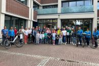 Zahlreiche Akteure stehen vor dem Altbau des Rathauses auf dem Markplatz.