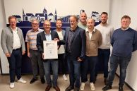 Freuen sich über die Jubiläumsurkunde (v. l.): Bürgermeister Ulrich Berger, Thomas Dresbur (stv. Betriebsleiter Stadtwerke), Martin Westermeier (Betriebsleiter Stadtwerke), Daniel Delgado Steuter (Leiter Bäderbetrieb), Günther Reimers (Auditor ESC Cert GmbH), Tobias Lenzmeier (Leiter Abwasserwerk), Volker Schrewe (Managementbeauftragter Stadtwerke), Daniel Menke (Leiter Wasserwerk) und Oliver Gerken (Finanzen Stadtwerke)