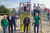 Foto / von links: Nicole Winkler (Präsidentin TSV Tudorf), Ulrich Berger (Bürgermeister Stadt Salzkotten), Uwe Jordan, Ralf Zumbrock (beide Regionalmanagement LEADER-Region Südliches Paderborner Land), Michael Peters (Geschäftsführer TSV Tudorf) [Foto: TSV Tudorf]