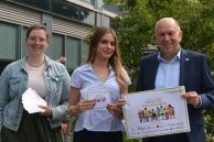 Damit niemand einsam ist: Werben gemeinsam für die Aktionswoche der Gem.einsamkeit: Landrat und Schirmherr Christoph Rüther, Melike Gün, Leitung der Arbeitsgruppe „Gesunde Kommune“, und Carina Moss vom Projektteam (v.r.).
