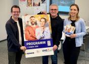 Präsentieren das Titelmotiv des neuen VHS-Programmheftes für das erste Halbjahr 2026 (v. l.): VHS-Leiter Markus Krick, stellv. VHS-Leiter Markus Discher und hauptamtliche pädagogische Mitarbeiterin Insa Burmann, Foto: VHS vor Ort 