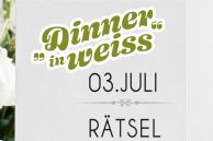 Das Plakat zeigt einen Teller mit einer Gabel. Auf einem Kartenständer ist ein Aufsteller mit dem Namen "Dinner in weiß" und dem Datum.