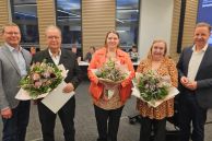 Thomas Peitzmeier (Fachbereichsleiter Bürgerdienste der Stadt Salzkotten), Dr. Reinhard Hölscher, Raphaela Stelbrink (stellvertretende Schiedsperson) und Maria Elisabeth Böddeker-Demby (Schiedsperson) und Bürgermeister Ulrich Berger stehen mit Blumen in der Hand gemeinsam im Ratssaal. 