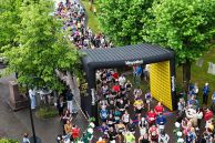 Marathonstart mit zahlreichen Läuferinnen und Läufer durch das Starttor an der Heder