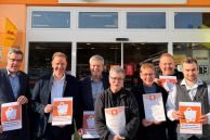 Foto: von links, Kai Buhrke Geschäftsführer, Handelsverband OWL; Ulrich Berger, Bürgermeister Salzkotten; Uwe Gockel, Bürgermeister Gemeinde Borchen; Regina Koch, Marktleitung Borchen; Cornelia Michaelis, Leitung Frischetheken; Felix Fischer Inhaber Combi Märkte Borchen und Salzkotten; Simon Ollig, Marktleitung Borchen  