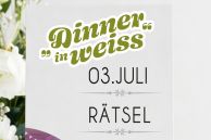 Das Plakat zeigt einen Teller mit einer Gabel. Auf einem Kartenständer ist ein Aufsteller mit dem Namen "Dinner in weiß" und dem Datum.