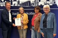 Bürgermeister Ulrich Berger gemeinsam mit Dr. Waltraud Teigeler, Theresa Gödeke und Gisela Simon vom Eine-Welt-Kreis.