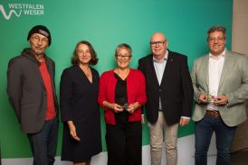 Bildzeile: vlnr Rainer Drop (Kulturgut Winkhausen), Patrizia Ferrara (Kommunalmanagerin Westfalen Weser), Birgit Frische (Kulturgut Winkhausen), Norbert Menke (Stellv. Bürgermeister), Fabian Dirks (Stadt Salzkotten, Fachdienstleiter Jugend, Kultur & Sport)