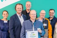  Anja Lippmann-Krüger (Klimaschutzagentur Weserbergland, links), Jens Viefhues (Jurymitglied und Geschäftsführer Westfalen Weser Netz, rechts), Sam Sayfzadeh (Klimaschutzbeauftragter der Stadt Salzkotten, dritter von rechts) und (von links nach rechts) Christian Schaub, Matthias Kemper, Conrad Möller, Ralf Schmettkamp und Franziska Löwandowski (alle vom Verein zur Förderung des Baues und der Unterhaltung des Altenwohnheims Salzkotten e. V. und der St. Johannes Schützenbruderschaft 1653 e. V. Salzkotten) (Bild: WestfalenWeser)