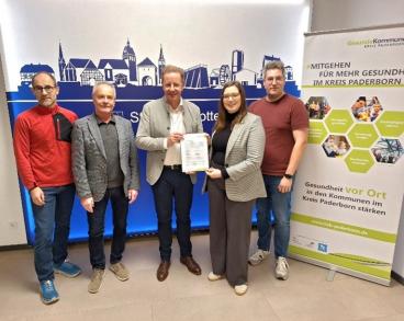 Salzkotten stärkt Gesundheit vor Ort - Bürgermeister Ulrich Berger unterzeichnet Absichtserklärung zur kommunalen Gesundheitsförderung