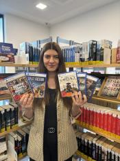 Praktikantin Lydia Krause präsentiert ihre Spiele-Favoriten in der Stadtbibliothek Salzkotten