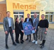 von links: Lukas Mattlat (stellv. Teamleiter Arbeitgeberservice der Agentur für Arbeit), Julia Fischer (Stadt Salzkotten), Schulleiterin Angela Brabender, Bürgermeister Ulrich Berger, Peter Finke (Wirtschaftsförderer Stadt Salzkotten) und Berufskoordinatorin Natalja Schulz