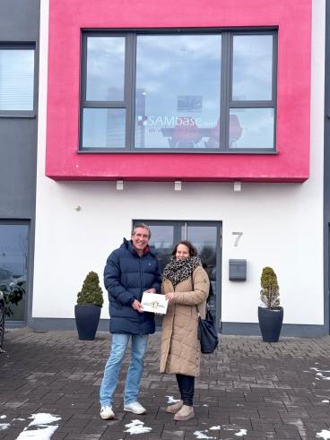 Andreas Schmidt (SAMbase GmbH) übergibt den zweiten Hauptpreis des Salzkottener Adventskalenders an die glückliche Gewinnerin Christina Kuhlemann.