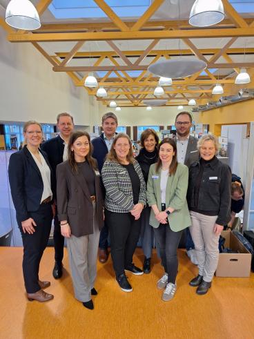 Jennifer Lehmenkühler (GWN), Ulrich Berger (Bürgermeister Stadt Salzkotten), Julia Fischer (Stadt Salzkotten), Dr. Remco van der Velden (Bürgermeister Stadt Geseke), Ann-Kathrin Strunz (Kreis Paderborn), Petra Münstermann (Kreis Paderborn), Katrin Pagel (Agentur für Arbeit), Peter Finke (Stadt Salzkotten), Monika Grundke (IHK OWL)