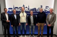 v.l.n.r. Bürgermeister Ulrich Berger mit den ausgeschiedenen und neuen Amtsträgern Meinolf Flottmeier, Mathias Kohlenberg, Ralf Hengsbach, Elmar Kämper und Franz-Josef Laustroer stehen im Rathaus vor der Silhouette der Stadt Salzkotten