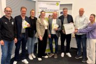 Freuen sich auf die erste Gesundheitswerkstatt in Salzkotten: v. l. Dr. Thomas Real (Vorsitzender Stadtsportverband Salzkotten), Bürgermeister Ulrich Berger (Stadt Salzkotten), Alina Krause, Carina Moss und Präsident Diethelm Krause (alle KSB Paderborn), Fabian Dirks (Fachdienstleiter Jugend, Kultur und Sport der Stadt Salzkotten), Hans-Norbert Blome und Lydia Pawlik (beide Techniker Krankenkasse). Foto: Michaela Kieroth, Stadt Salzkotten. 