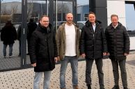 Salzkottens Wirtschaftsförderer Peter Finke, die beiden Geschäftsführer der RÜSO GmbH Thorsten Fojtzik und Michael Rüther sowie Bürgermeister Ulrich Berger stehen vor dem Firmengebäude.