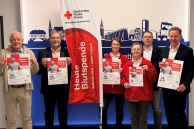 Bildzeile (Stadt Salzkotten/Stefanie Klenke): v. l. Hubert Berger (2. Vors. DRK-Ortsverein Salzkotten), Michael Fechtler (1. Vors.  DRK-Ortsverein Salzkotten), Lisa von Rhein (stv. Blutspendebeauftragte DRK-OV Salzkotten), Antka Winko (Blutspendebeauftragte DRK-Ortsverein Salzkotten), Frank Goersmeier (Gebietsreferent des DRK-Blutspendedienst West) und Bürgermeister Ulrich Berger rufen zur Blutspende am Ostermontag auf. 