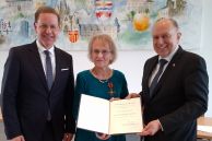 Eine besondere Auszeichnung für eine besondere Frau, die sich seit Jahrzehnten für das Wohlergehen anderer einsetzt. Salzkottens Bürgermeister Ulrich Berger, die geehrte Dr. Waltraud Teigeler und Landrat Christoph Rüther (v.l.).