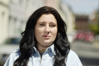 Lena Schätte steht einer nicht befahrenen Straße