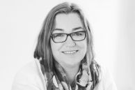 Autorin Mechtild Borrmann lehnt an einem Geländer.