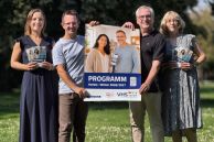 Präsentieren das neue Programm „Herbst · Winter 2026/2027“ (v. l.): hauptamtliche pädagogische Mitarbeiterin Insa Burmann, VHS-Leiter Markus Krick, stellv. VHS-Leiter Markus Discher und hauptamtliche pädagogische Mitarbeiterin Silvia Steven. (Foto: VHS vor Ort)